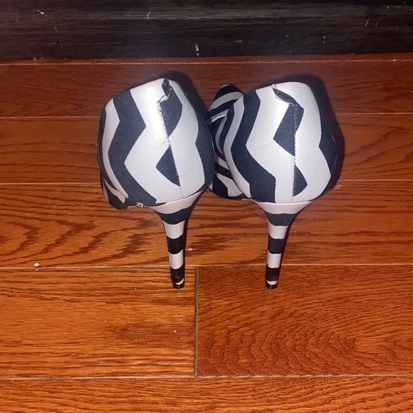 Schutz chevron heels black & white - Picture 4 of 13